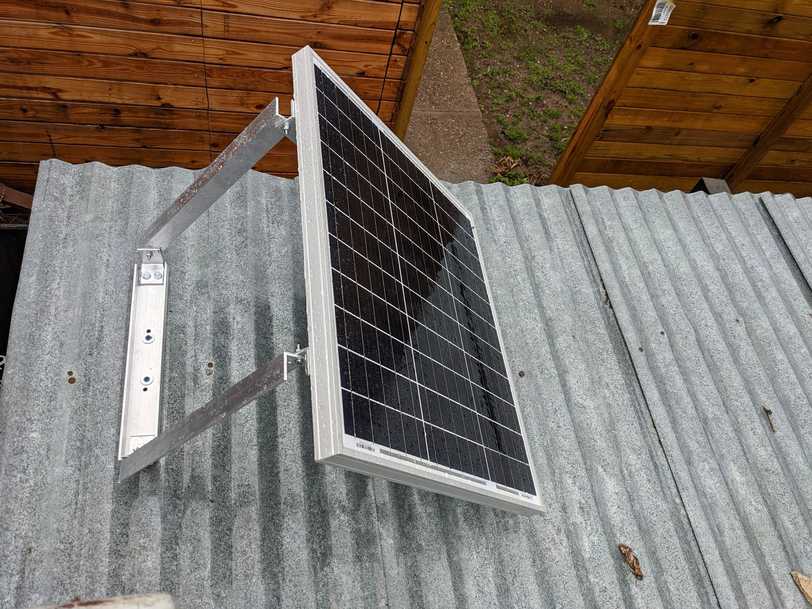 Un pequeño panel solar instalado sobre un techo de metal corrugado.