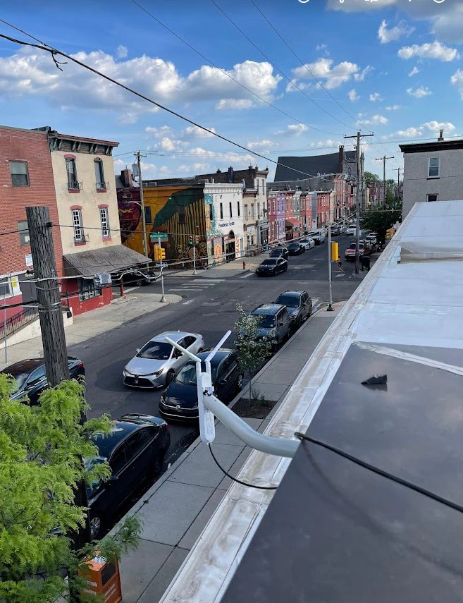 Un punto de acceso orientado hacia la calle, instalado en el borde de un techo sobre Kensington Avenue.