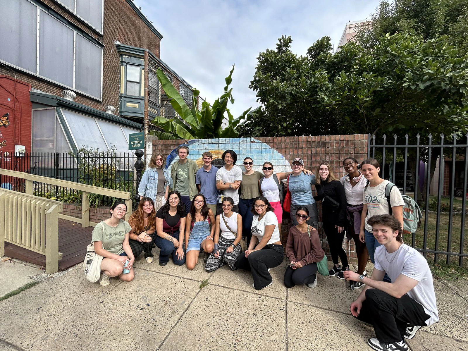 Un grupo de estudiantes de Bryn Mawr posa en la acera frente a la sede central de PCW.