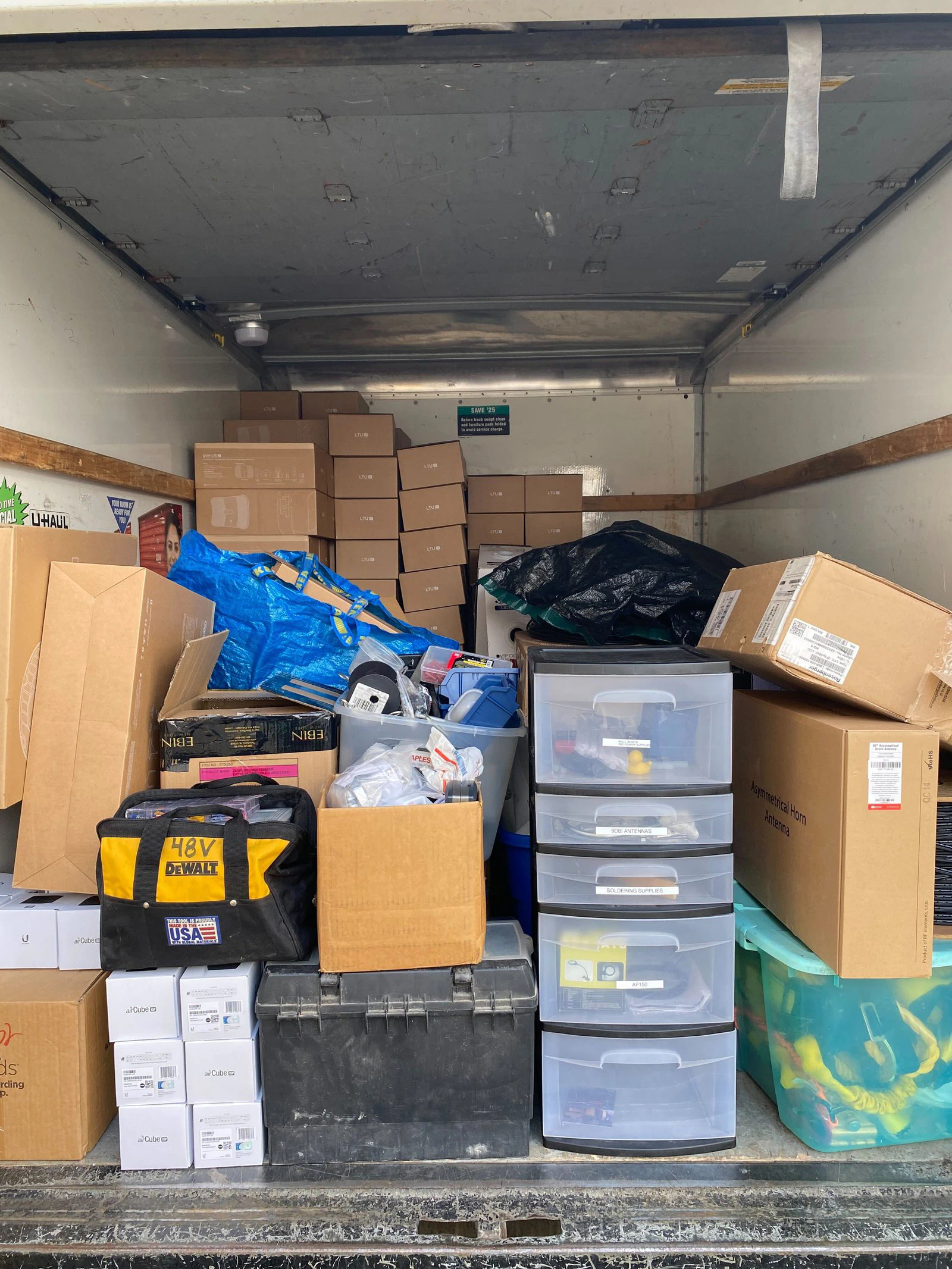 El interior de un camión de mudanza lleno de cajas con equipos donados.